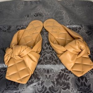 slip on vegan leather bow flip flop sandals NWT